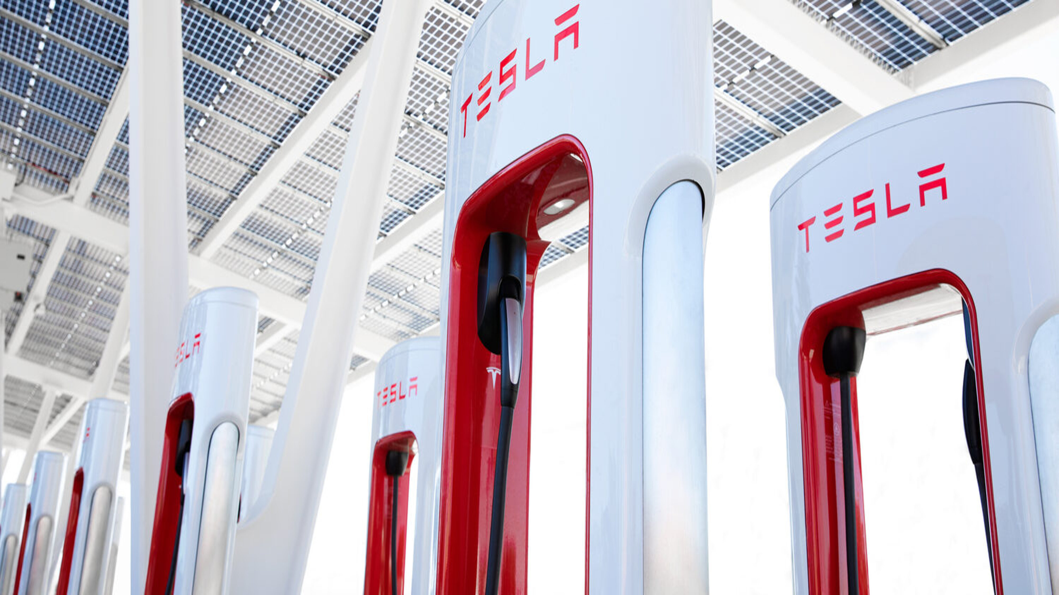 Nahaufnahme eines Tesla Supercharger