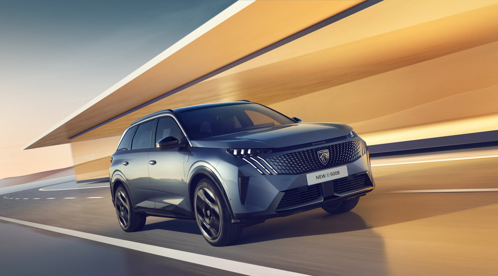 Neuer Peugeot E-5008 von vorne