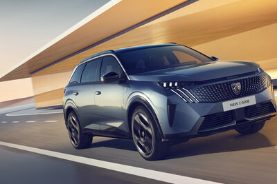 Neuer Peugeot E-5008 von vorne