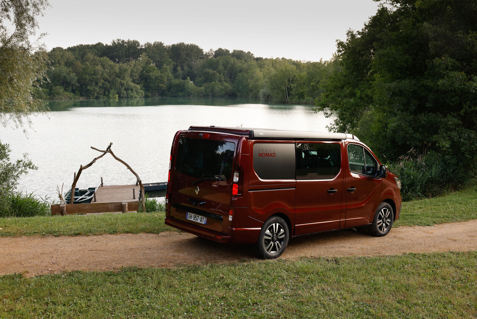 Heckansicht des abfahrbereiten Camper Renault Trafic Spacenomad.