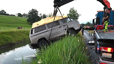 Der Kleinbus musste mit einem Kran aus dem Binnenkanal geborgen werden. Bild: Kantonspolizei St. Gallen