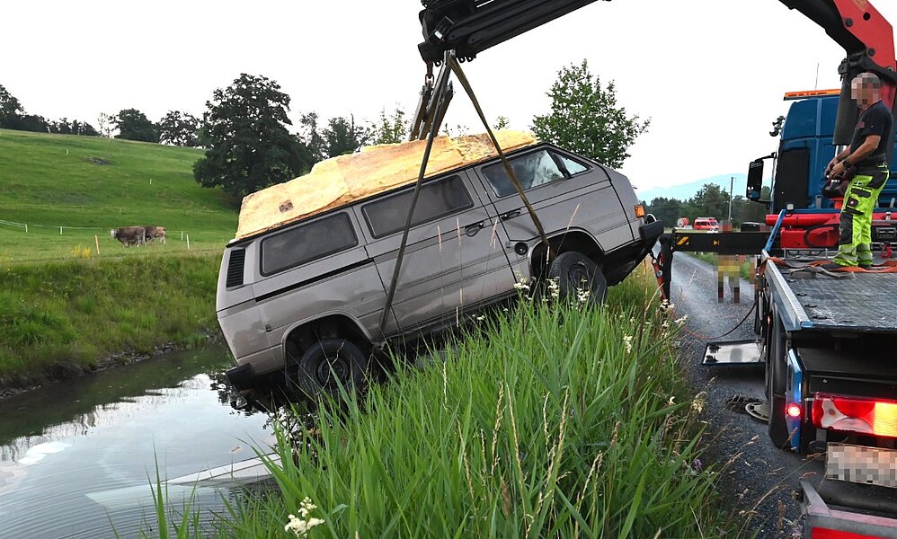 Der Kleinbus musste mit einem Kran aus dem Binnenkanal geborgen werden. Bild: Kantonspolizei St. Gallen