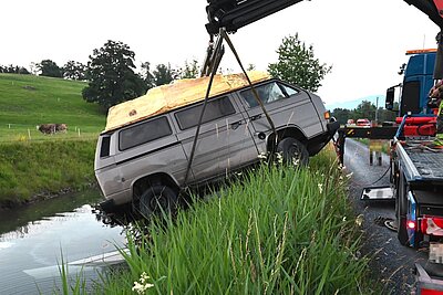 Der Kleinbus musste mit einem Kran aus dem Binnenkanal geborgen werden. Bild: Kantonspolizei St. Gallen