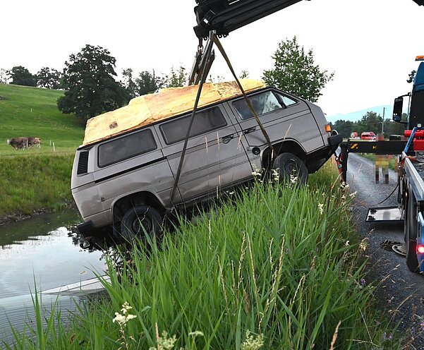 Der Kleinbus musste mit einem Kran aus dem Binnenkanal geborgen werden. Bild: Kantonspolizei St. Gallen