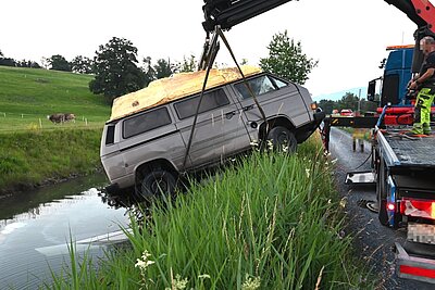 Der Kleinbus musste mit einem Kran aus dem Binnenkanal geborgen werden. Bild: Kantonspolizei St. Gallen