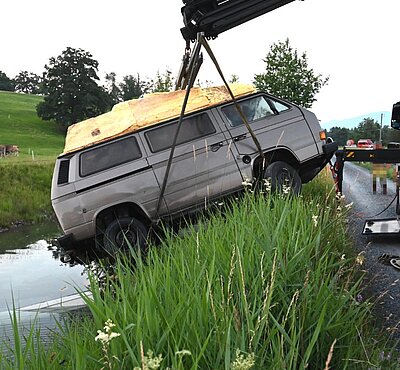 Der Kleinbus musste mit einem Kran aus dem Binnenkanal geborgen werden. Bild: Kantonspolizei St. Gallen