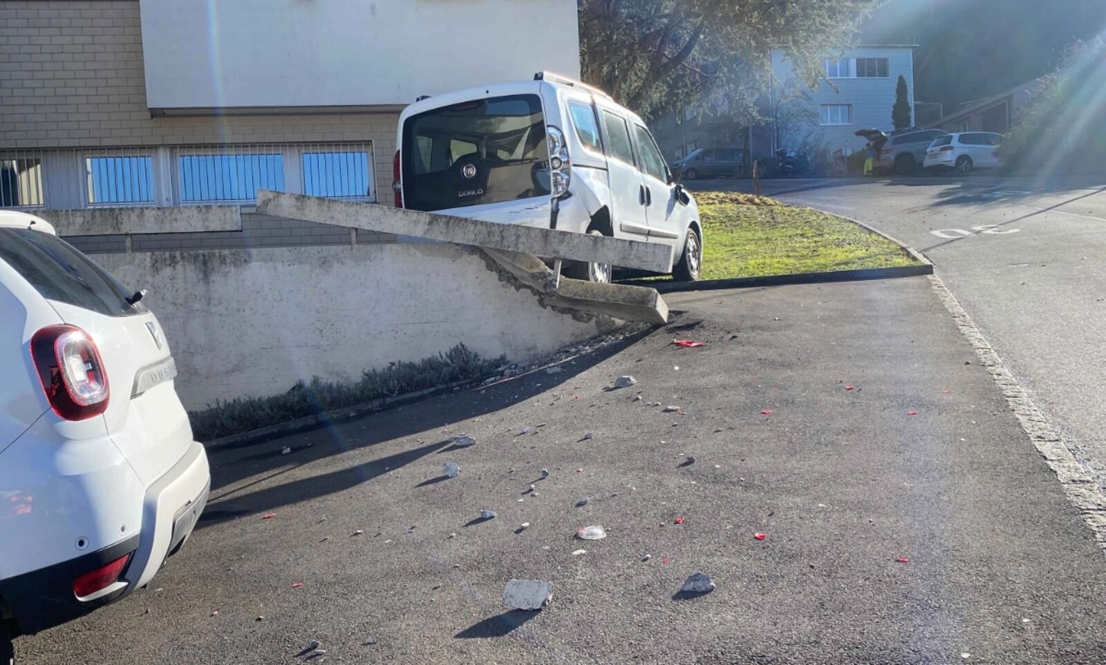 Erst diese Mauer konnte das Fahrzeug stoppen. Bild: Zuger Strafverfolgungsbehörden