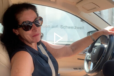 Frau im Auto Strassenumfrage Baustellen Stau - Teaser Bild