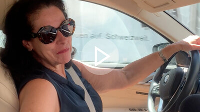 Frau im Auto Strassenumfrage Baustellen Stau - Teaser Bild