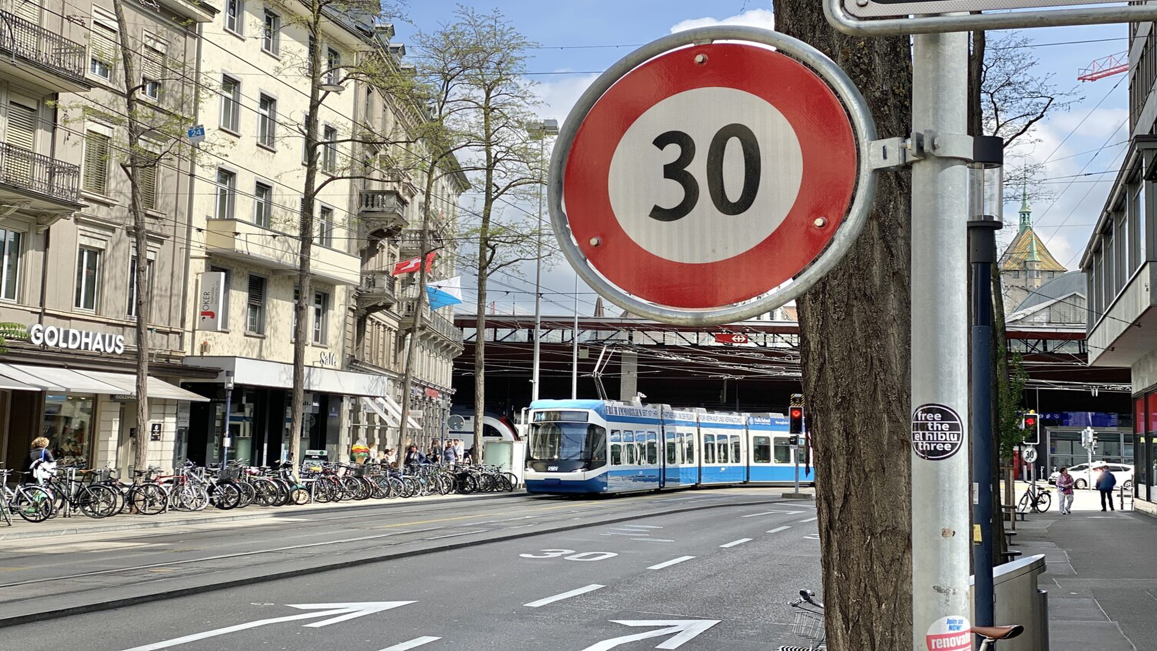 Auch beim Rückwärtsfahren müssen Geschwindigkeitsbegrenzungen eingehalten werden. Bild: STREETLIFE