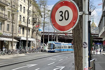 Tempo 30 darf in den öffentlichen Verkehr in Zürich und Winterthur nicht weiter ausbremsen. Bild: STREETLIFE, Linus Barta
