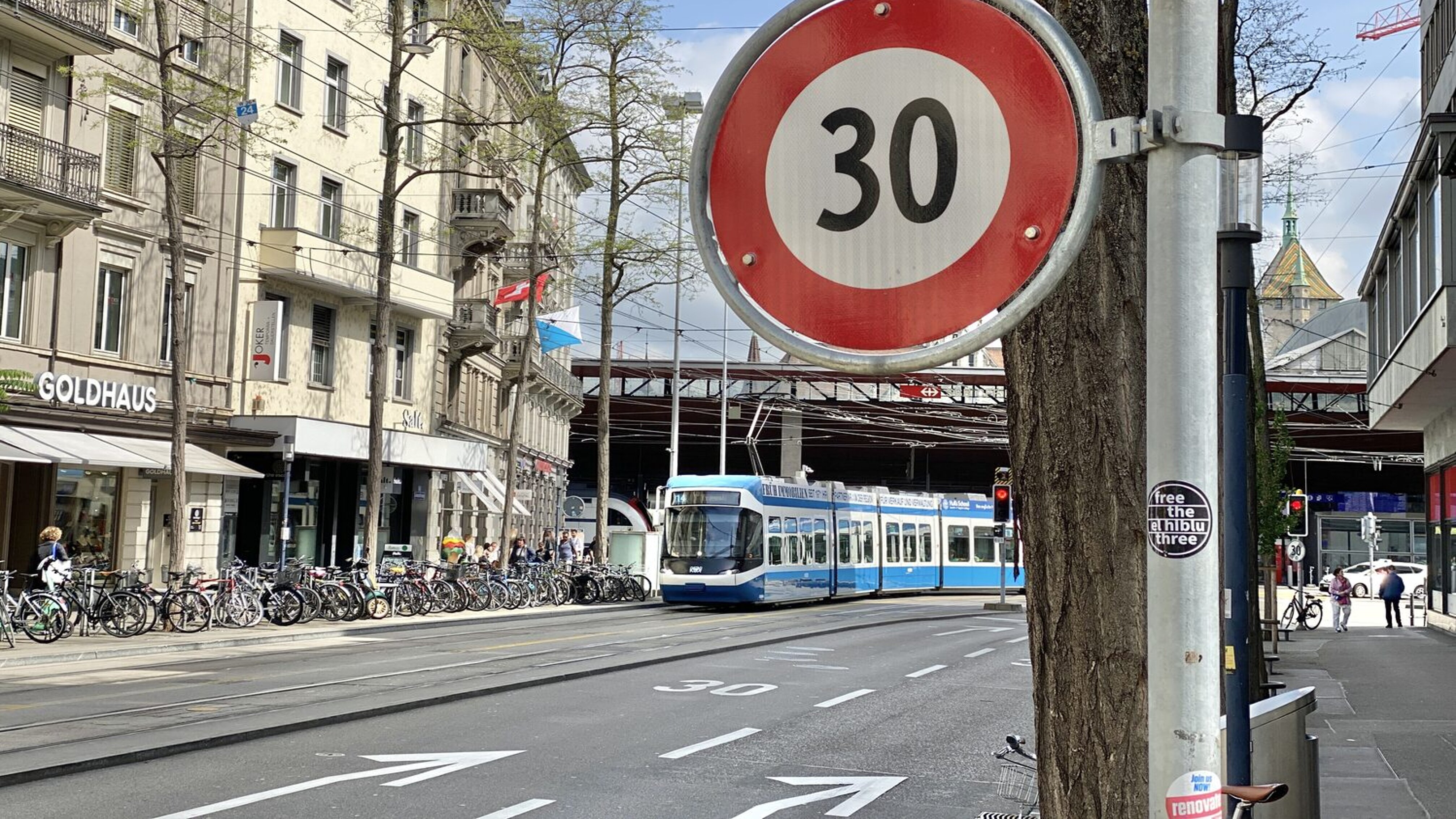 E-Bikes mit einer Leistung von 45 Km/h sind in 30er-Zonen oft zu schnell unterwegs. Bild: STREETLIFE