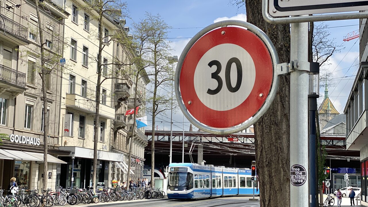 E-Bikes mit einer Leistung von 45 Km/h sind in 30er-Zonen oft zu schnell unterwegs. Bild: STREETLIFE