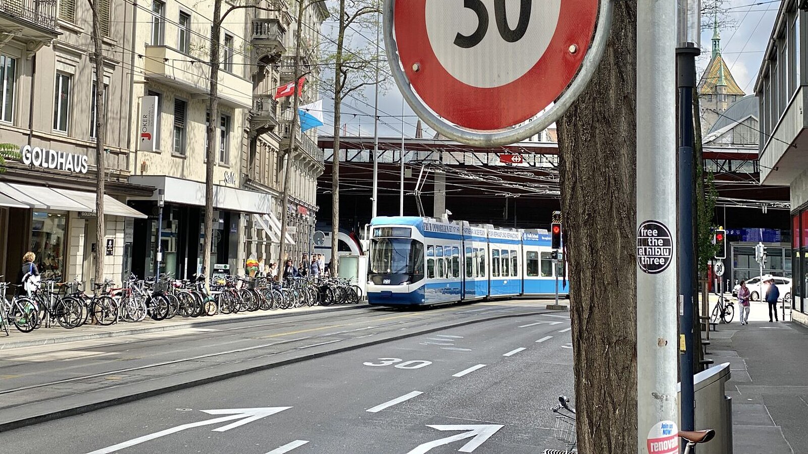 Tempo 30 darf in den öffentlichen Verkehr in Zürich und Winterthur nicht weiter ausbremsen. Bild: STREETLIFE, Linus Barta