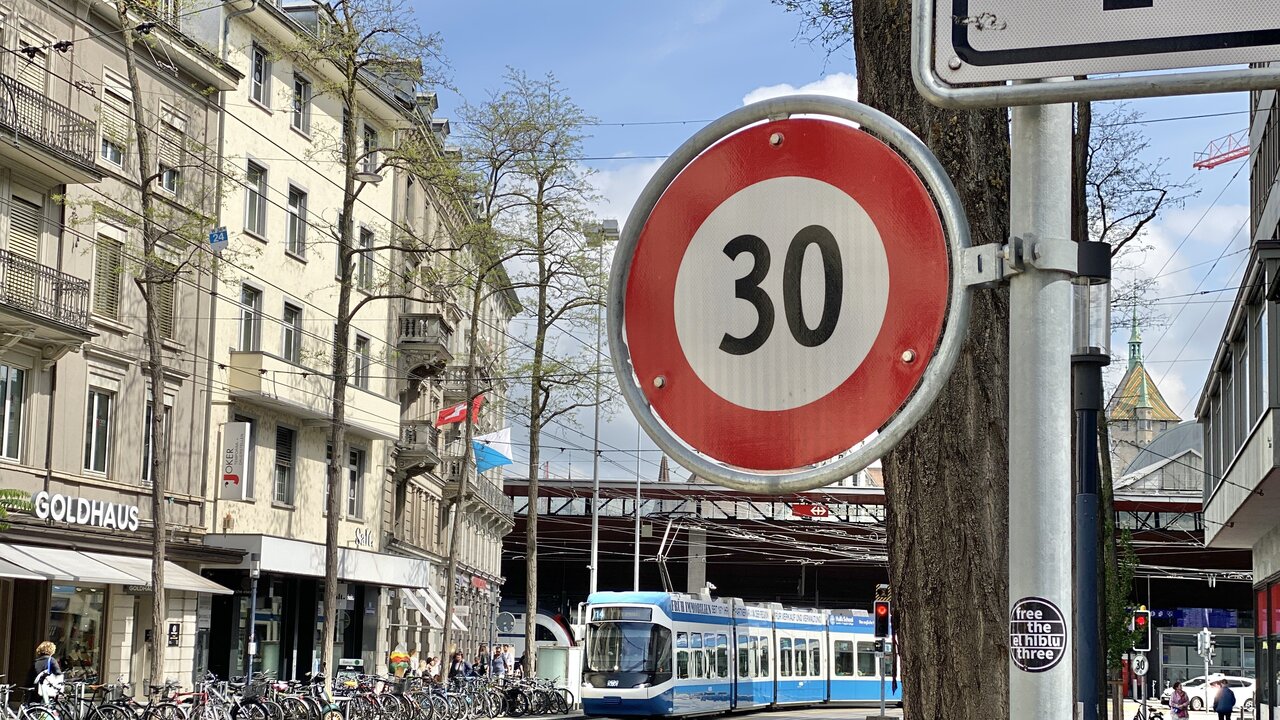 Auch beim Rückwärtsfahren müssen Geschwindigkeitsbegrenzungen eingehalten werden. Bild: STREETLIFE