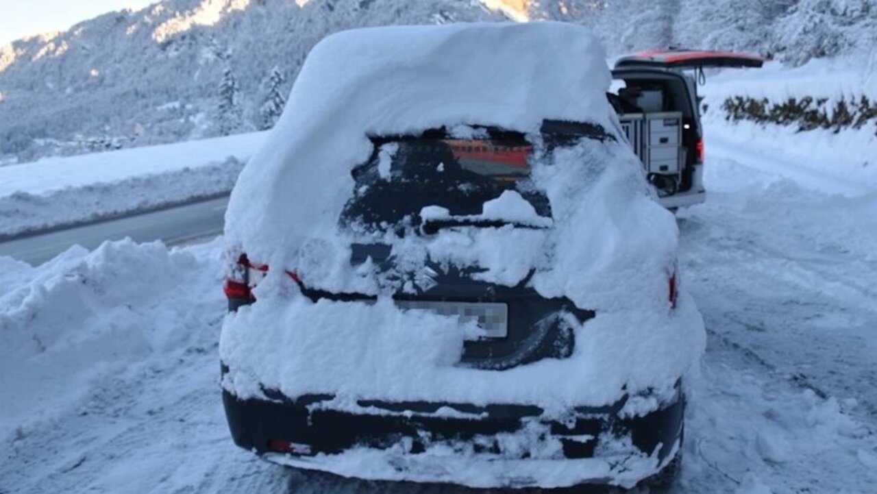 Am Sonntag ist der Kantonspolizei GR auf der Hauptstrasse in Richtung Ilanz dieses Auto aufgefallen. Die 57-jährige Autolenkerin war verbotenerweise mit viel Schnee auf dem Dach unterwegs. Doch das ist ihr kleineres Problem. Der Frau war bereits vor dieser Fahrt der Führerausweis entzogen worden. Bild: Kapo Graubünden