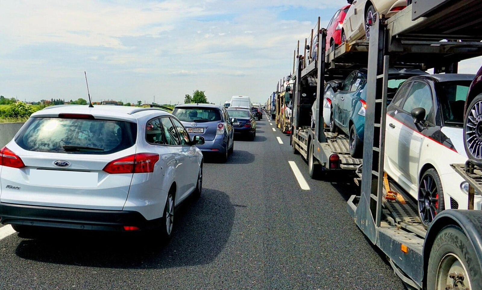 Der Bund erwartet grosse Verkehrsaufkommen rund um die Sportferien. Es soll auch im Mittelland zu Staus kommen. Bild: Zvg