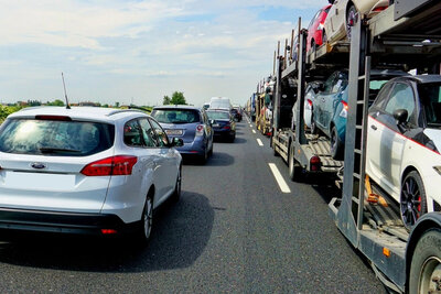 Der Bund erwartet grosse Verkehrsaufkommen rund um die Sportferien. Es soll auch im Mittelland zu Staus kommen. Bild: Zvg