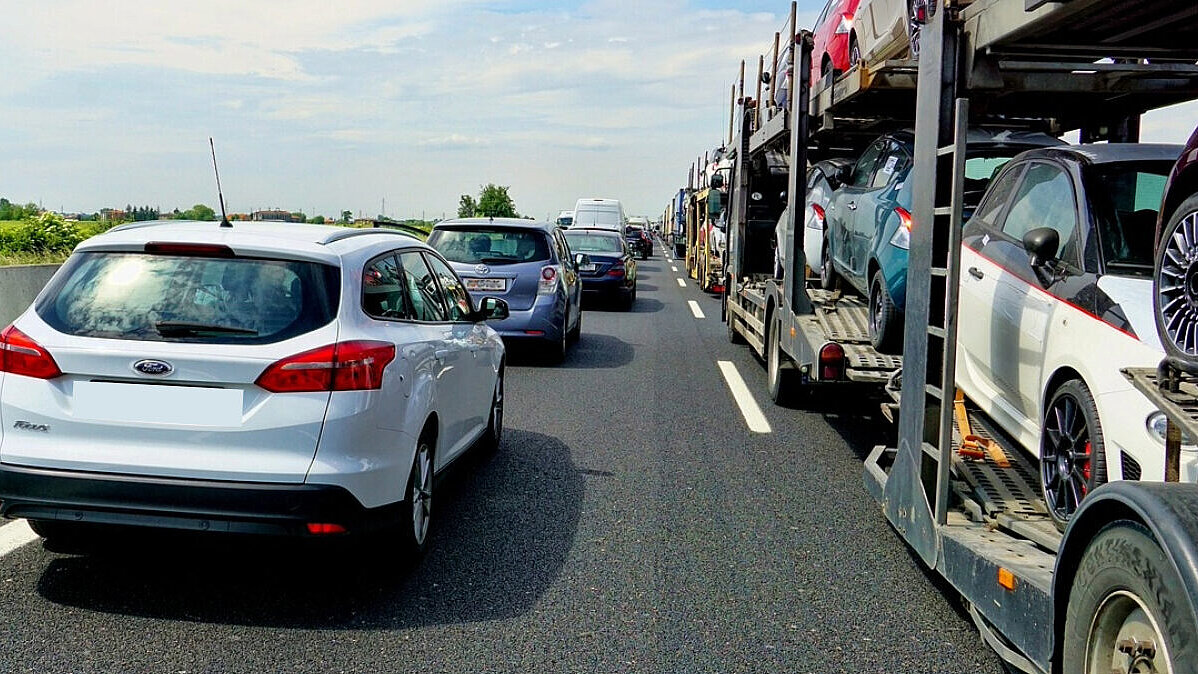Im Zürcher Stadtverkehr wird einem Alpöhi im alten Subaru mit Urner Autokennzeichen aus Mitleid öfter ein Platz in der Schlange gewährt als einem Aargauer im brandneuen BMW-SUV. Bild: Freepik