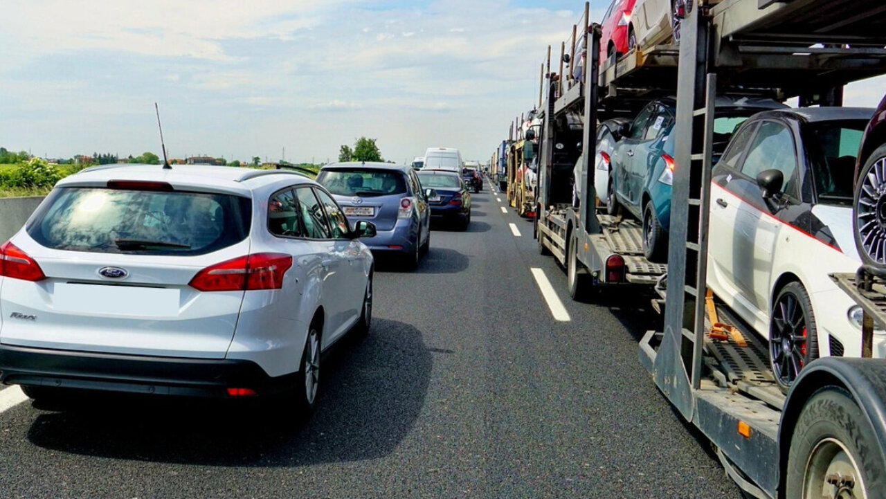 Im Zürcher Stadtverkehr wird einem Alpöhi im alten Subaru mit Urner Autokennzeichen aus Mitleid öfter ein Platz in der Schlange gewährt als einem Aargauer im brandneuen BMW-SUV. Bild: Freepik