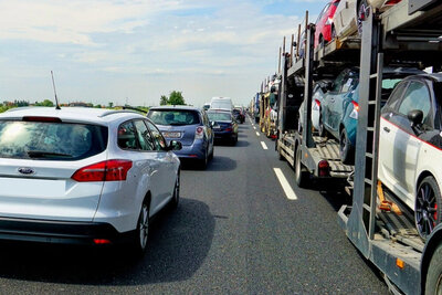 Der Bund erwartet grosse Verkehrsaufkommen rund um die Sportferien. Es soll auch im Mittelland zu Staus kommen. Bild: Zvg