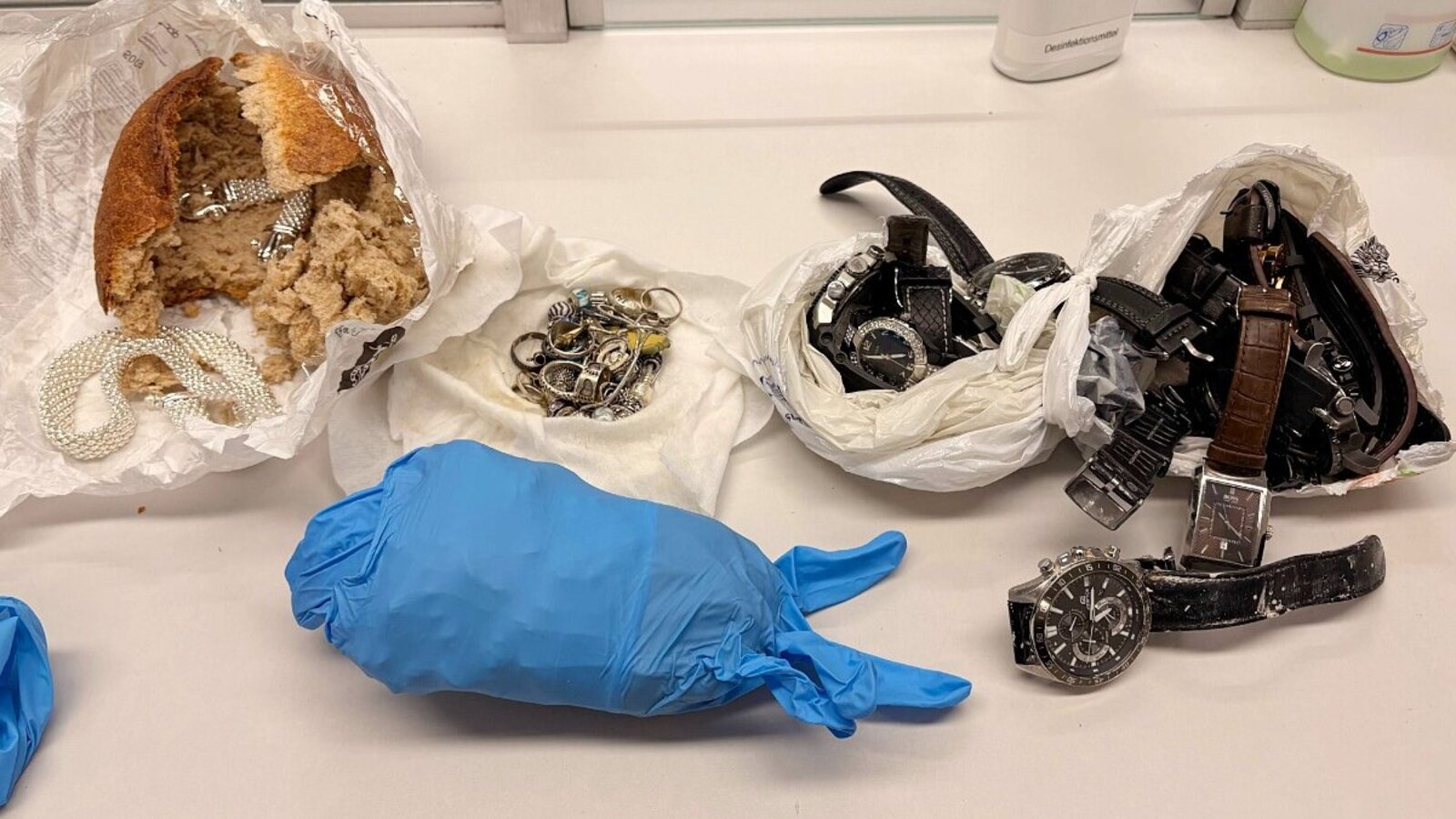 So verpackt versteckten die mutmasslichen Einbrecher den Schmuck im Wagen. Bild: BAZG