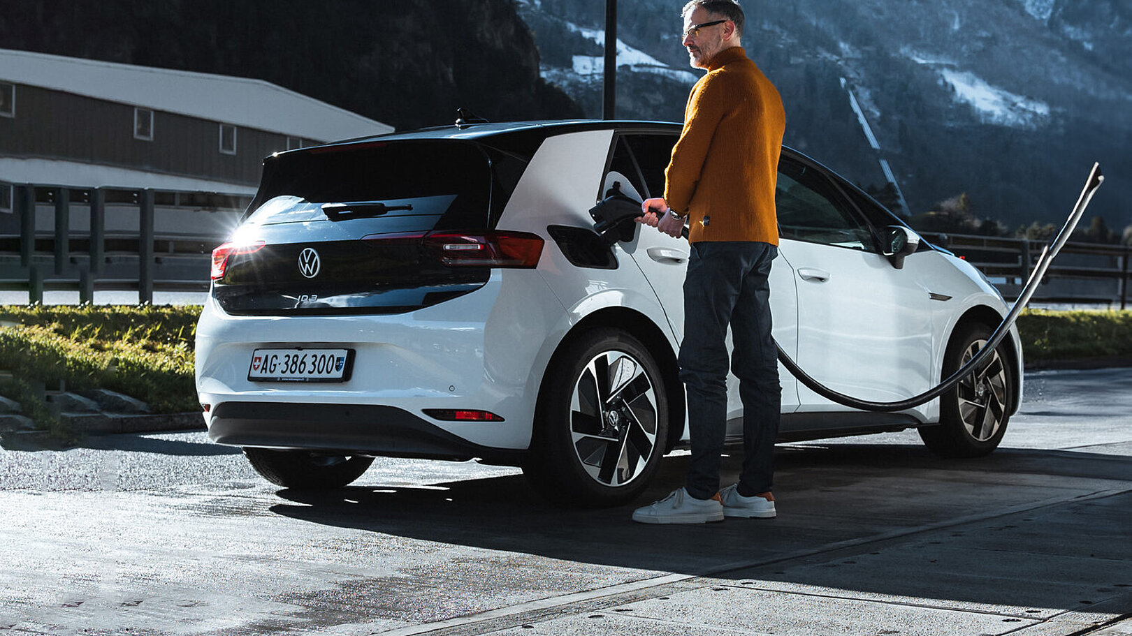 Ein E-Auto wird gerade zum Laden eingesteckt