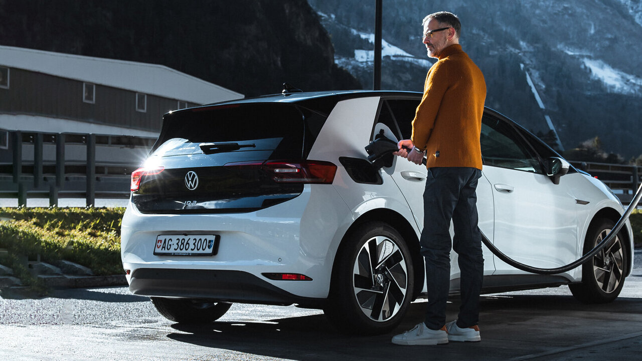 Ein E-Auto wird gerade zum Laden eingesteckt