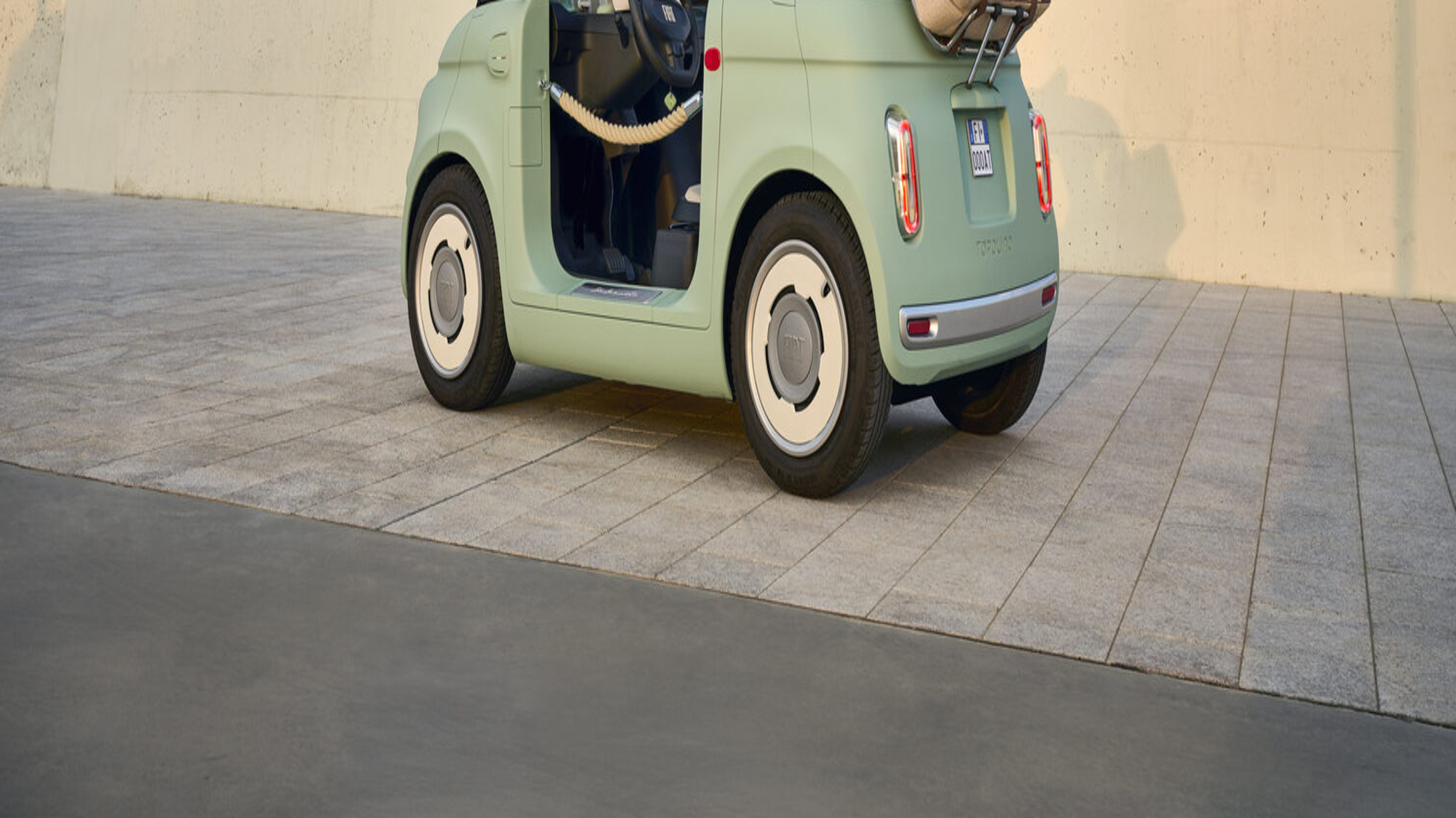 Seiten-Ansicht des Fiat Topolino mit Seilen statt Türen.