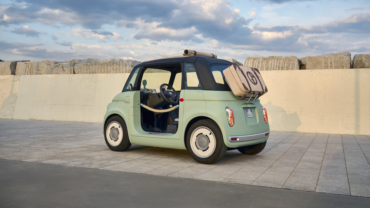 Seiten-Ansicht des Fiat Topolino mit Seilen statt Türen.
