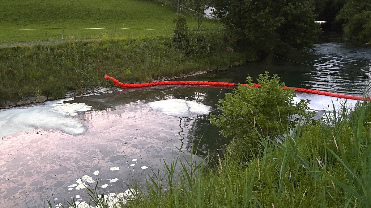 Beim Unglück lief ein grosser Teil der Tankfüllung aus. Die Feuerwehr musste zum Schutz der Umwelt eine Ölsperre errichten. Bild. Kantonspolizei St. Gallen