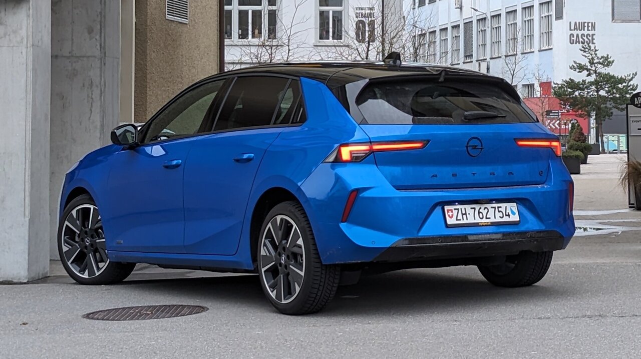 Opel Astra Electric von hinten
