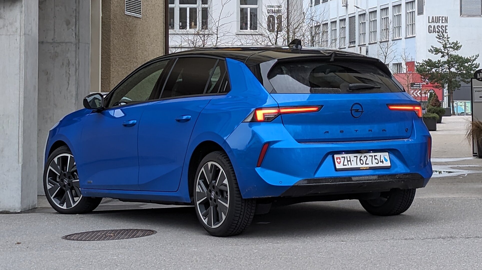 Opel Astra Electric von hinten