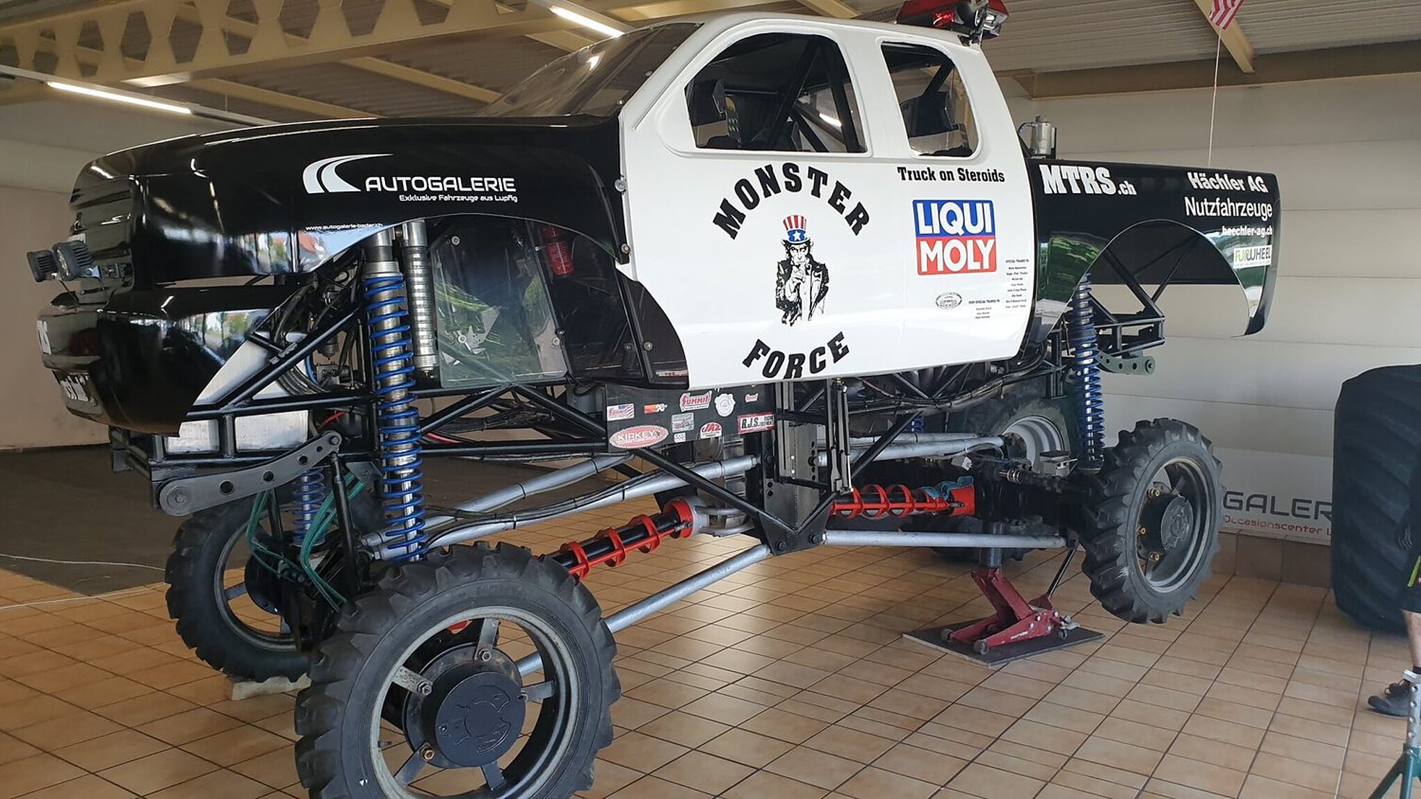 Schweizer Monstertruck mit spezielle Transport-Räder