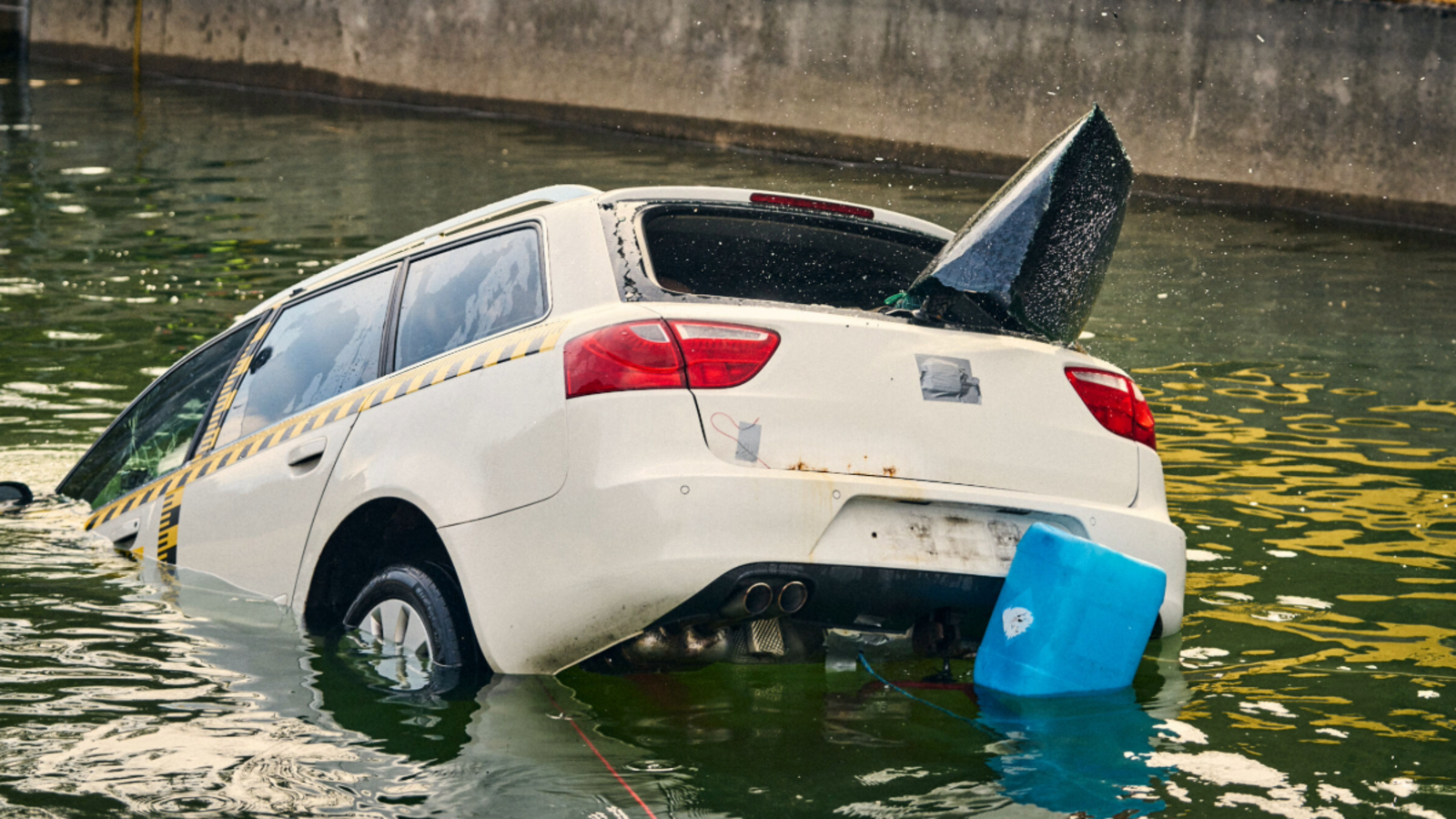 Autotüren lassen sich unter Wasser erst öffnen, wenn der Druckausgleich erfolgt. Bild: TCS