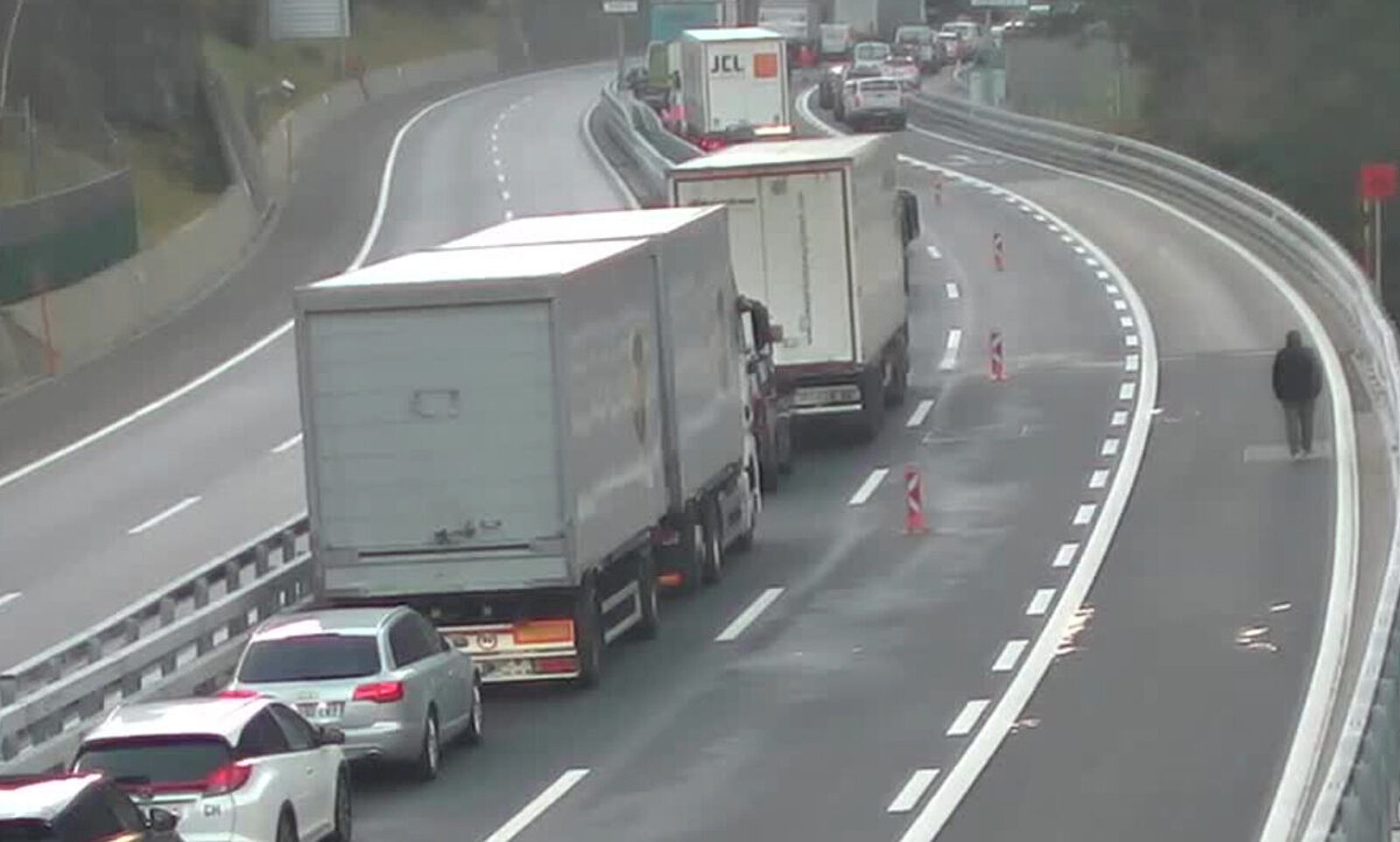 Der Verkehr staut sich vor dem Nordportal bereits auf mehreren Kilometern. Der Grund ist ein brennendes Auto direkt beim Portal. Bild: Amt für Betrieb Nationalstrassen AfB