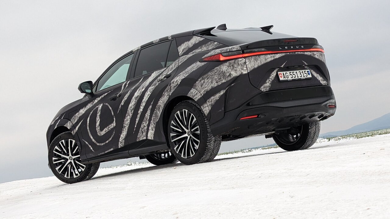 Lexus RZ Von hinten