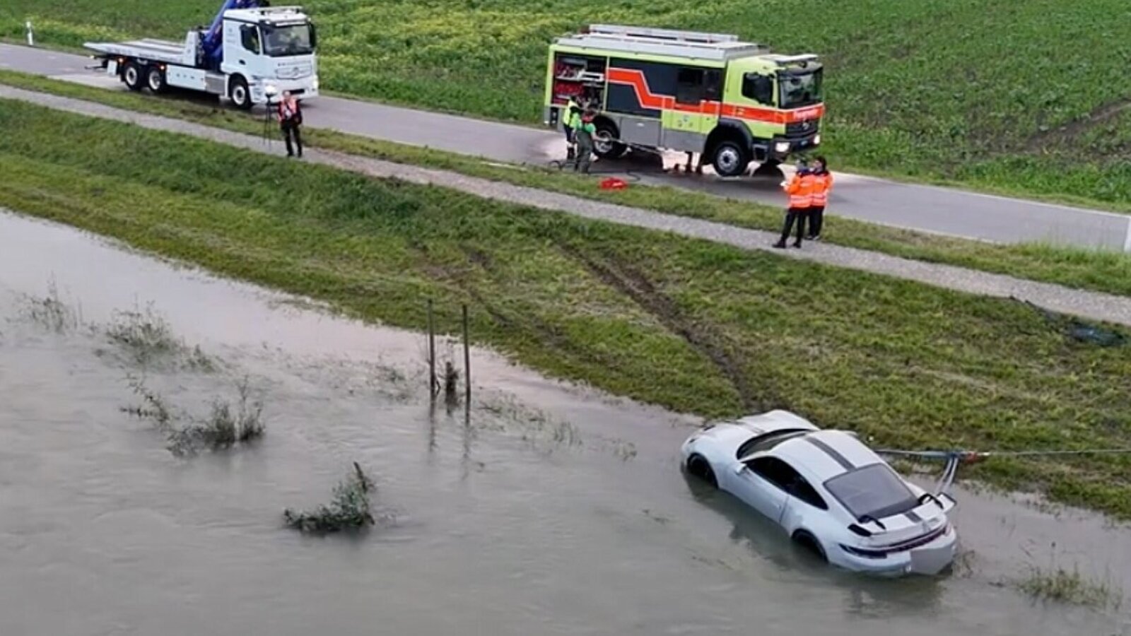 Die Feuerwehr musste das Fahrzeug zunächst stabilisieren, erst danach konnte er geborgen werden. Bild: Screenshot BRK News, Youtube