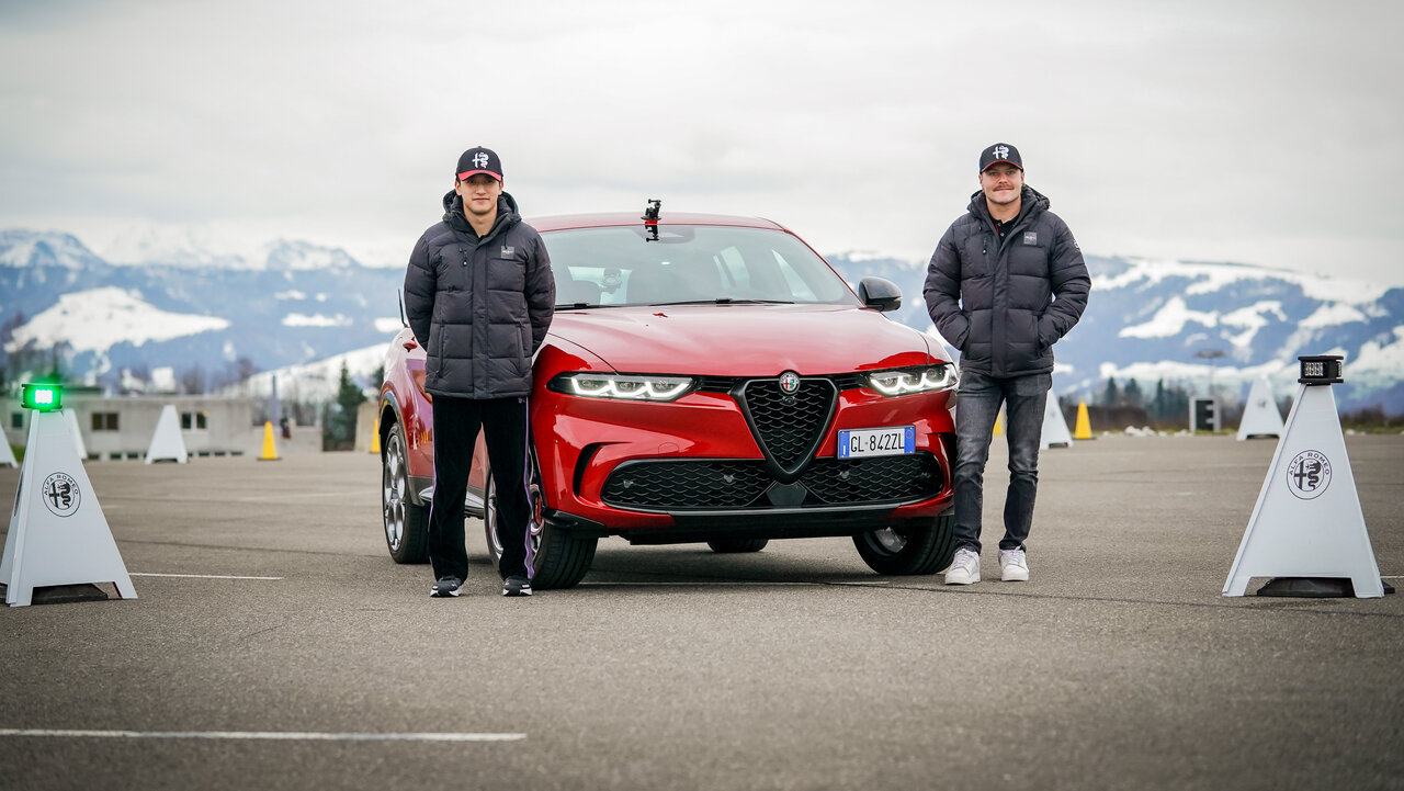 Die Alfa-Fahrer Valtteri Bottas und Zhou Guanyu