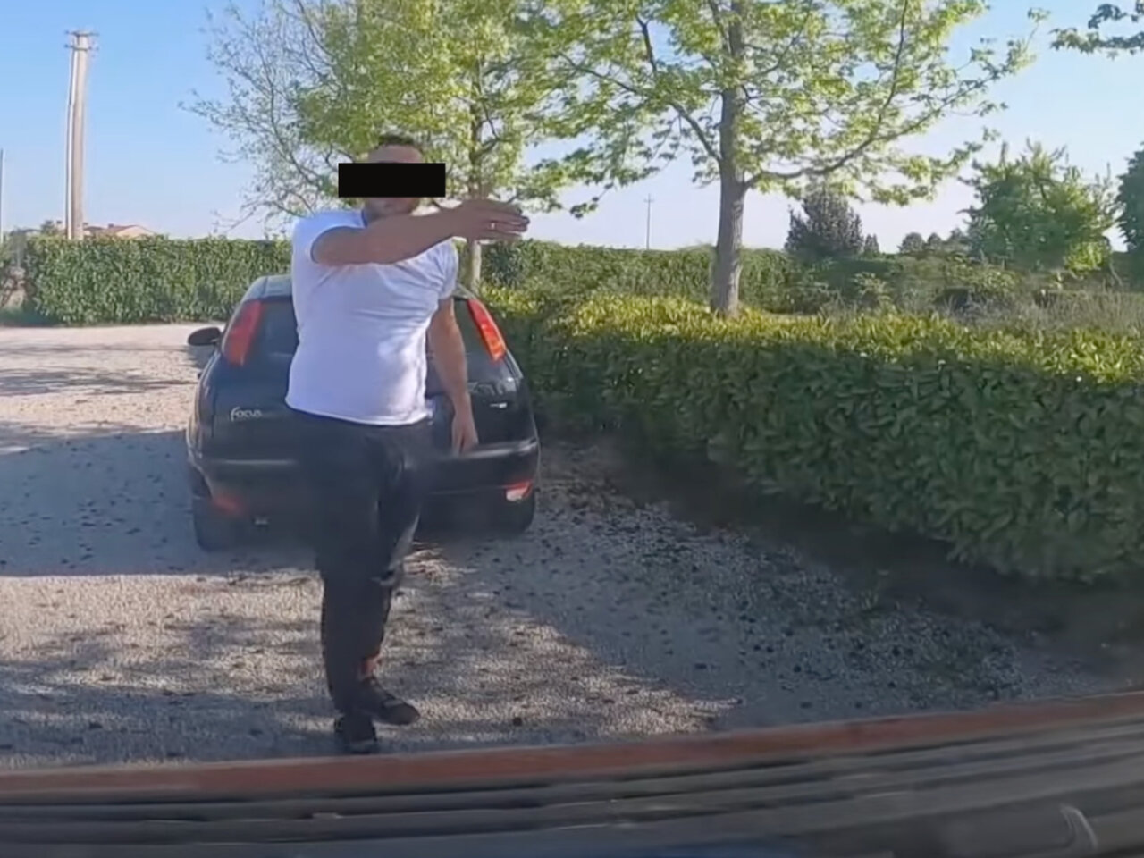 potenzieller Betrüger gestikulierend vor Auto