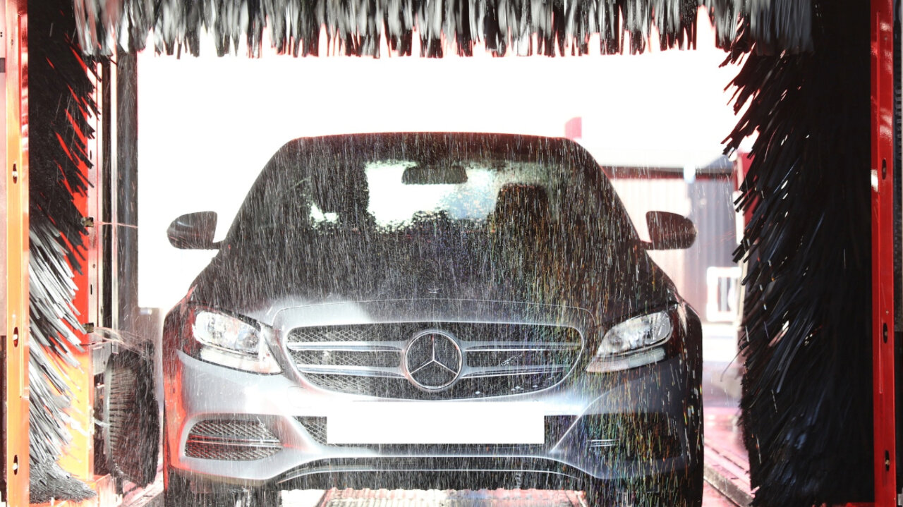 ... oder durch die Waschstrasse fahren. Hier scheiden sich die Geister. Während die einen das Auto nach der Wäsche von Hand polieren, sparen sich andere hier lieber die Zeit. Bilder: freepik, pixabay