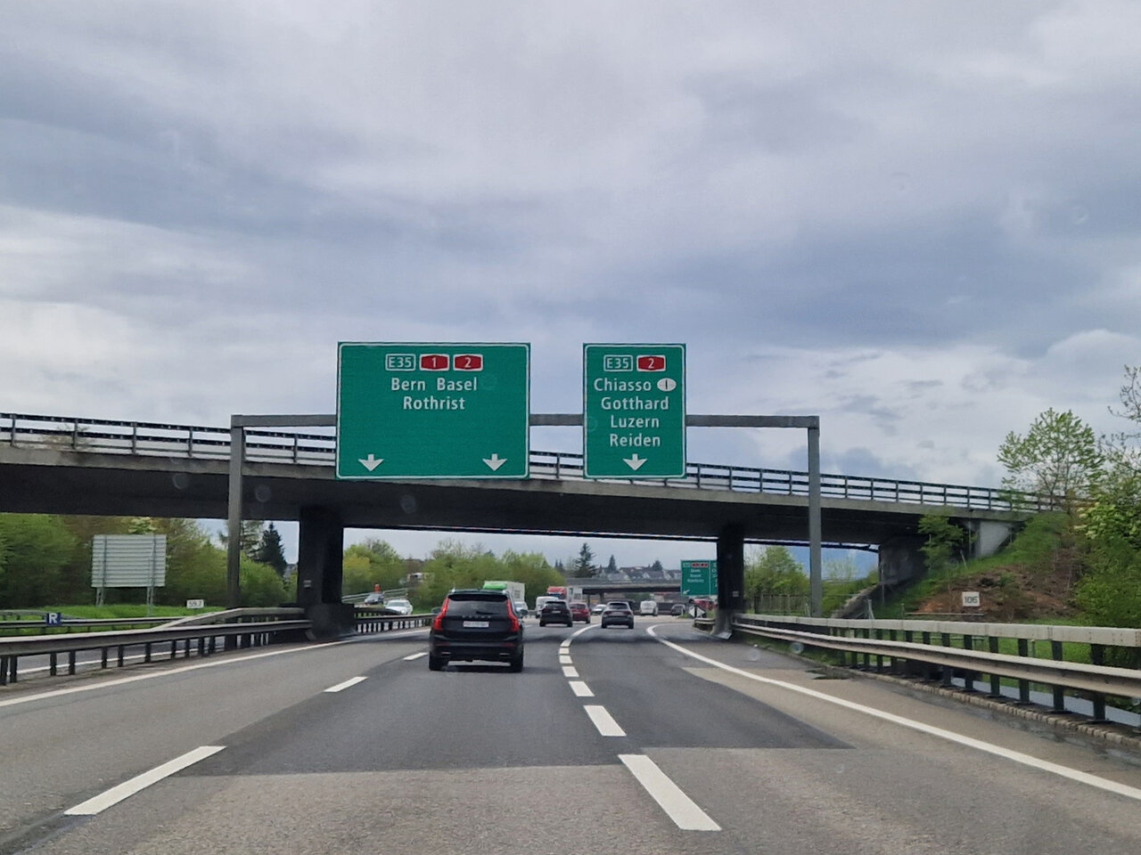 Strassentafeln auf Autobahn