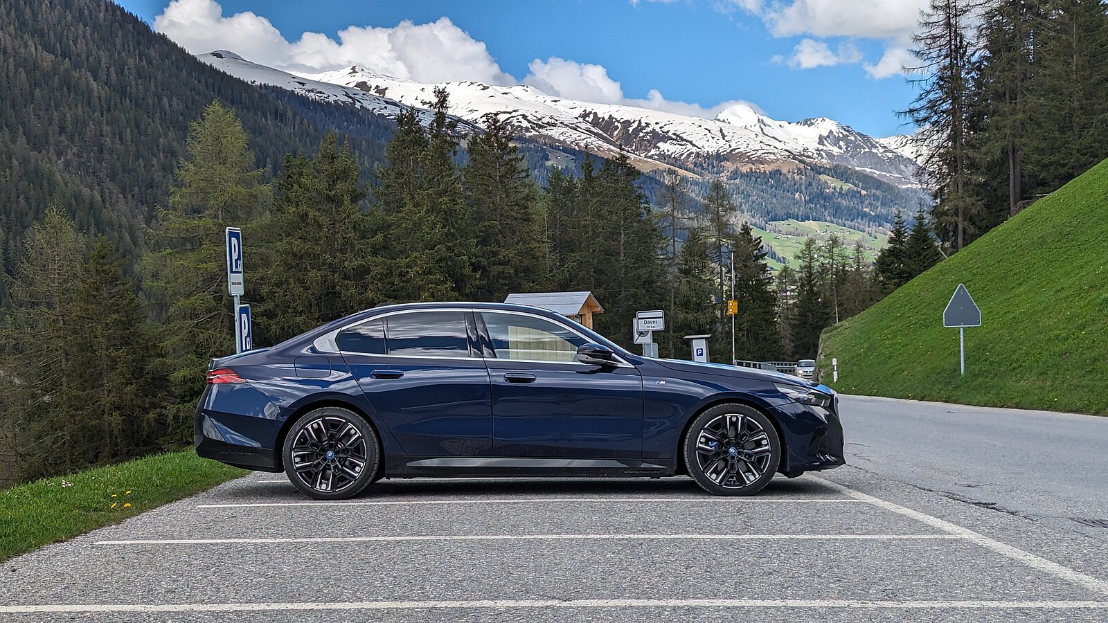 BMW i5 von der Seite