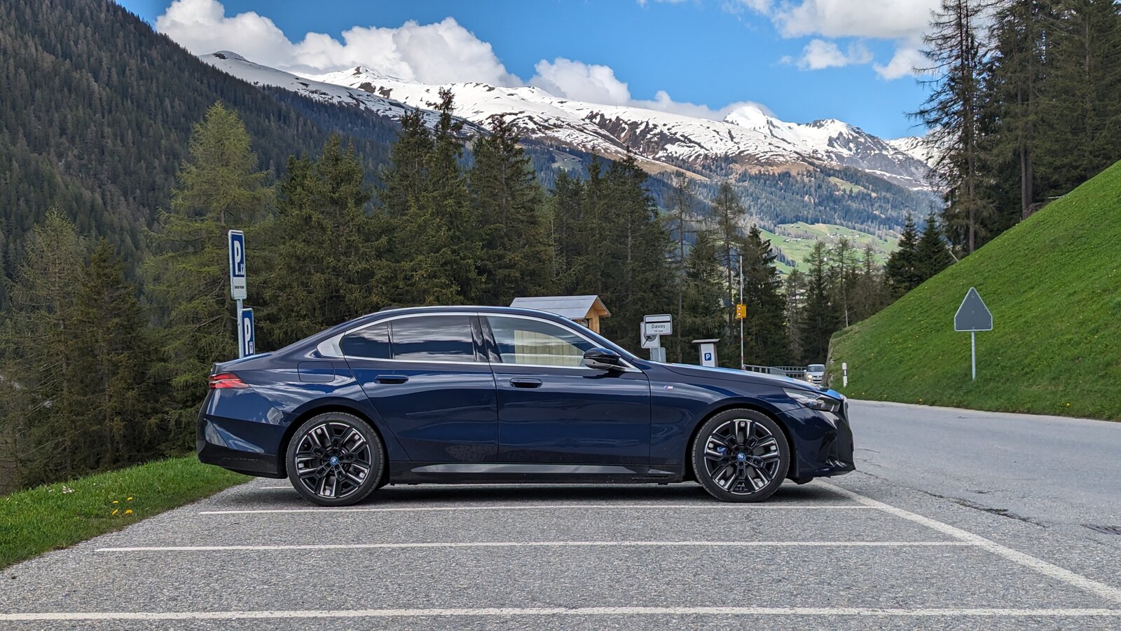 BMW i5 von der Seite