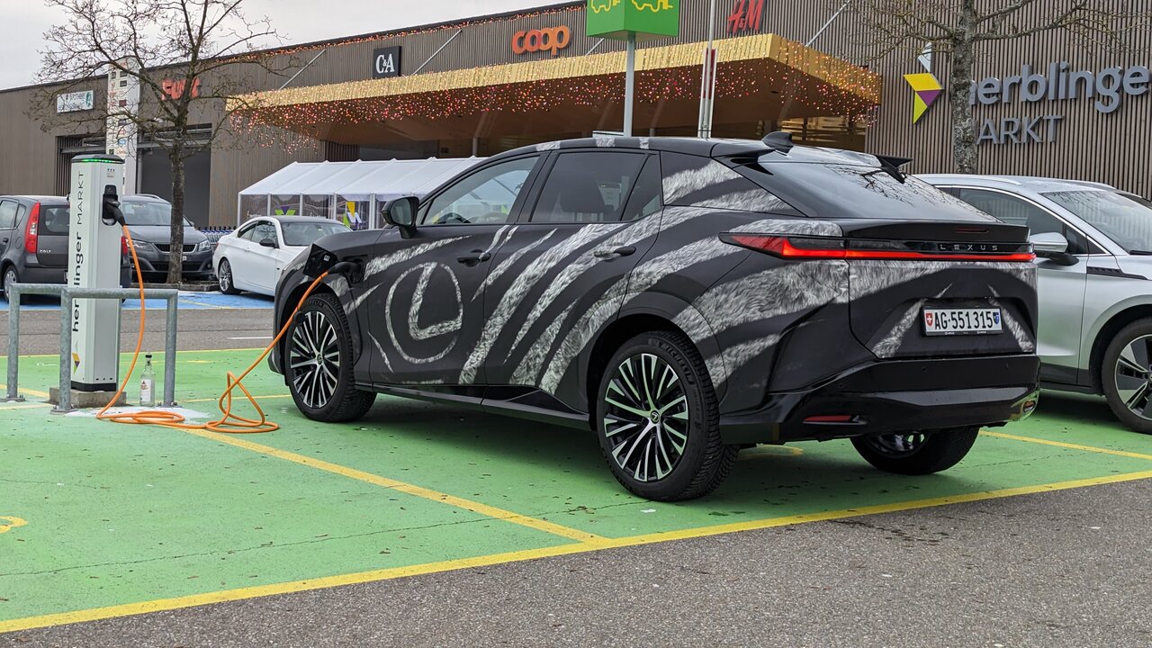 Lexus RZ von hinten an der Ladeäsule