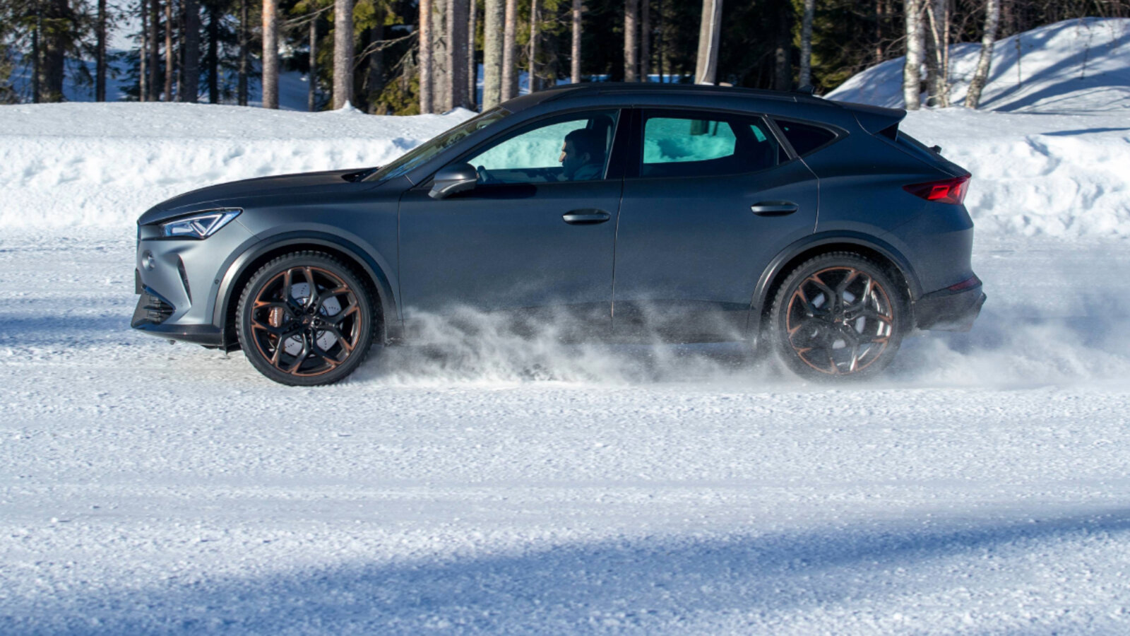 Cupra auf eisbedeckter Strasse