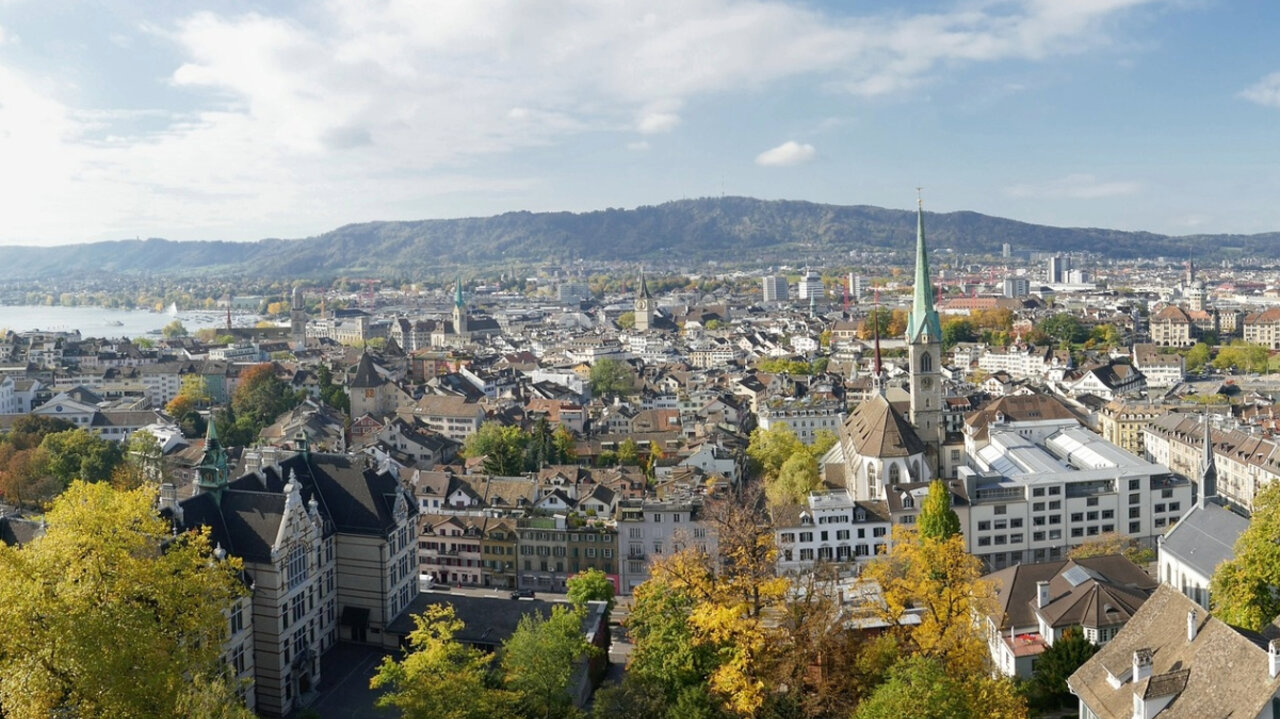 4. Vom 15.6. bis 22.6.2023 schlägt B. in Zürich vier mal zu. Aus einem Porsche Cayenne klaut er Gegenstände im Wert von 2'817 Franken, er steigt in zwei Wohnungen ein und entwendet ein E-Bike. Der Schaden liegt in Zürich bei 14'200 Franken. Am 16.6. und am 25.6. kommt B. erneut in U-Haft. In beiden Fällen wird er wenige Stunden später wieder entlassen. Bild: Angela, Pixabay