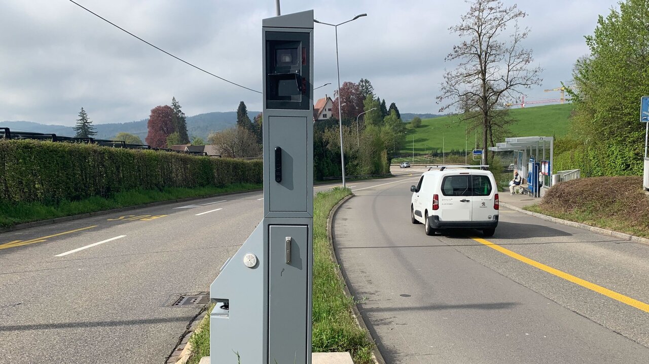In der 30-Zone können auch E-Bike-Fahrende deutlich zu schnell unterwegs sein. Seit 1. April müssen die Velos über einen geeichten Tacho verfügen. Bild: STREETLIFE