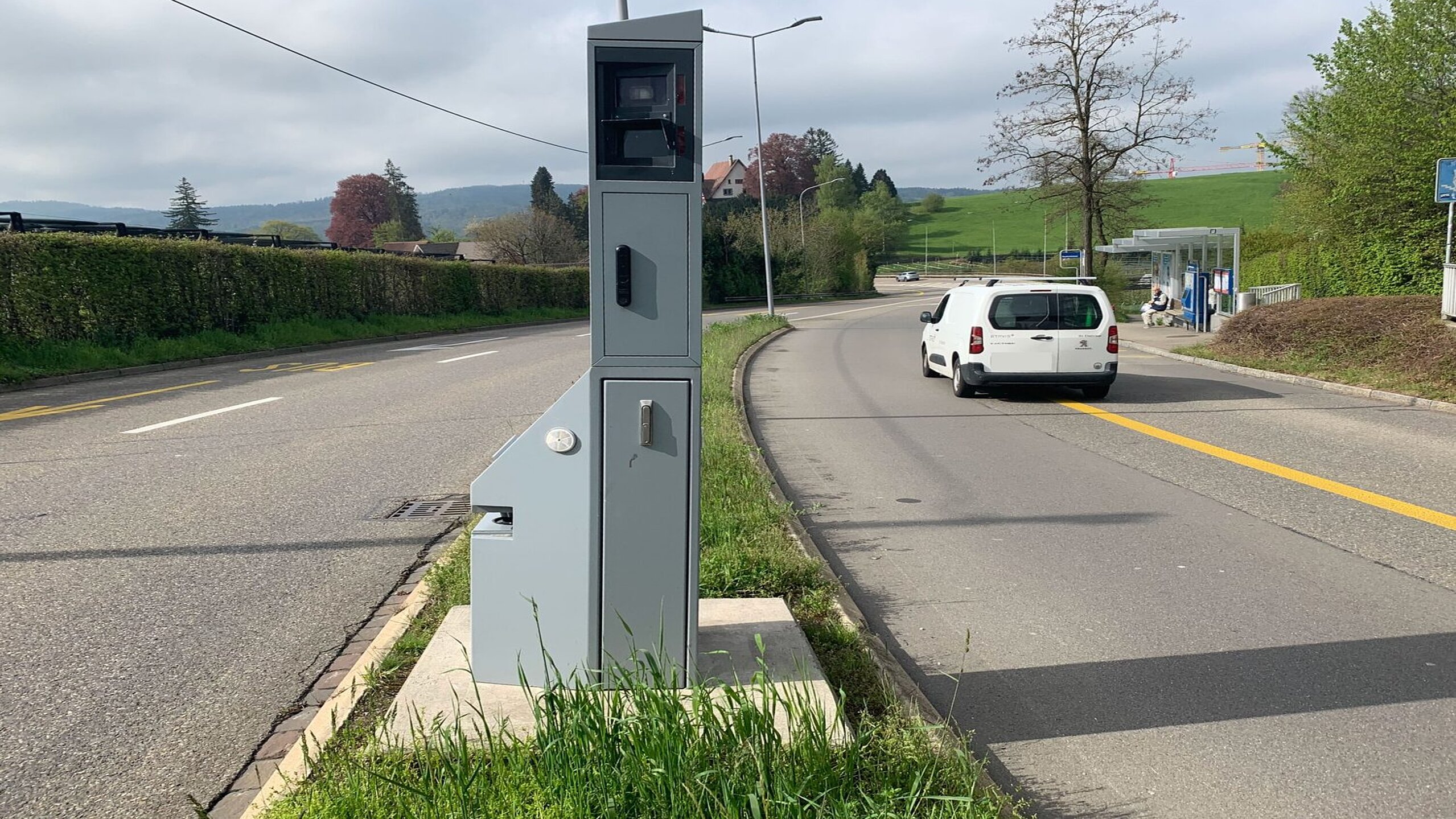 In der 30-Zone können auch E-Bike-Fahrende deutlich zu schnell unterwegs sein. Seit 1. April müssen die Velos über einen geeichten Tacho verfügen. Bild: STREETLIFE