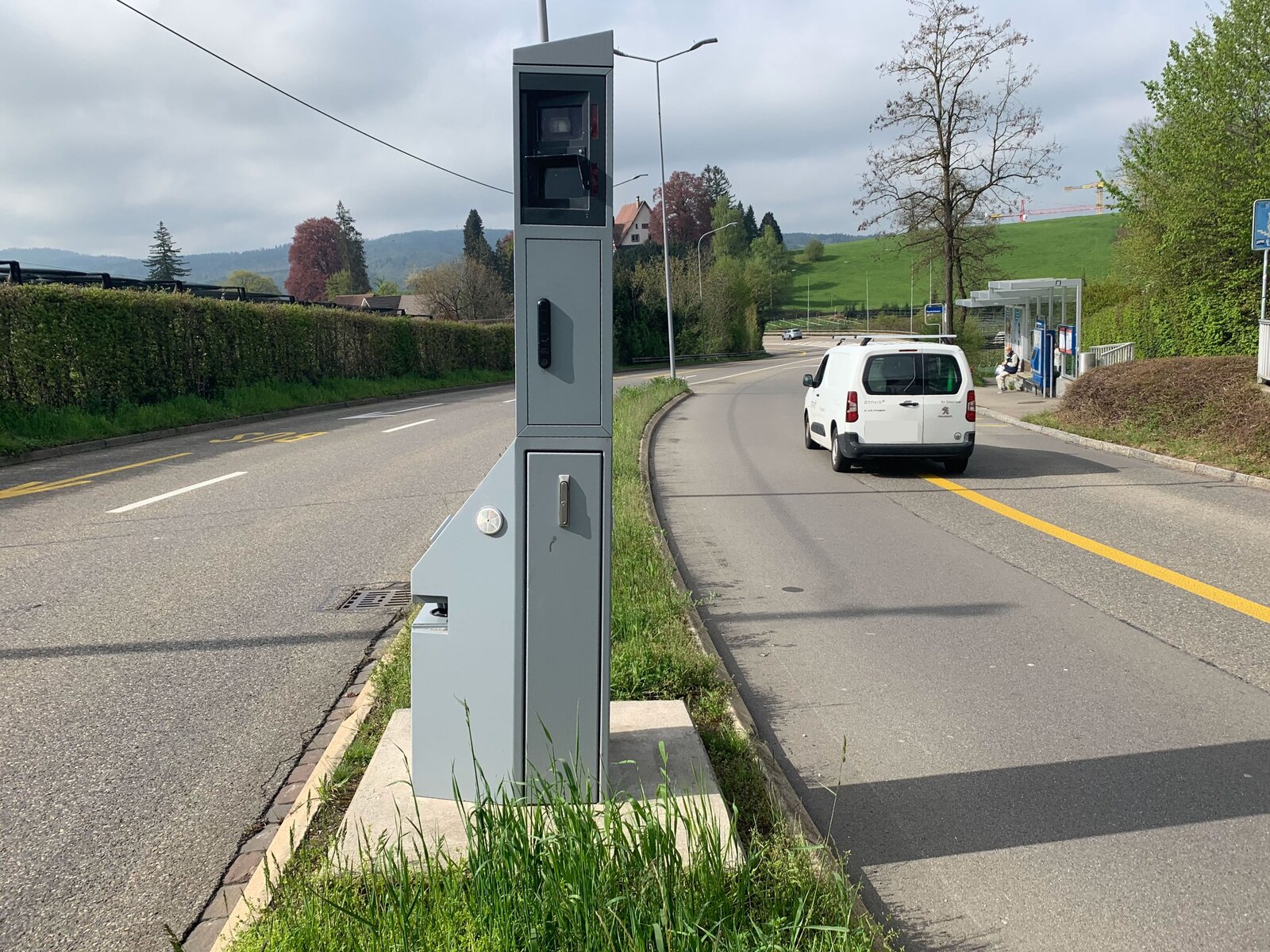 Werden Autofahrende hingegen mit 45 km/h geblitzt, wird das richtig teuer und hat den Ausweisentzug zur Folge. Bild: STREETLIFE